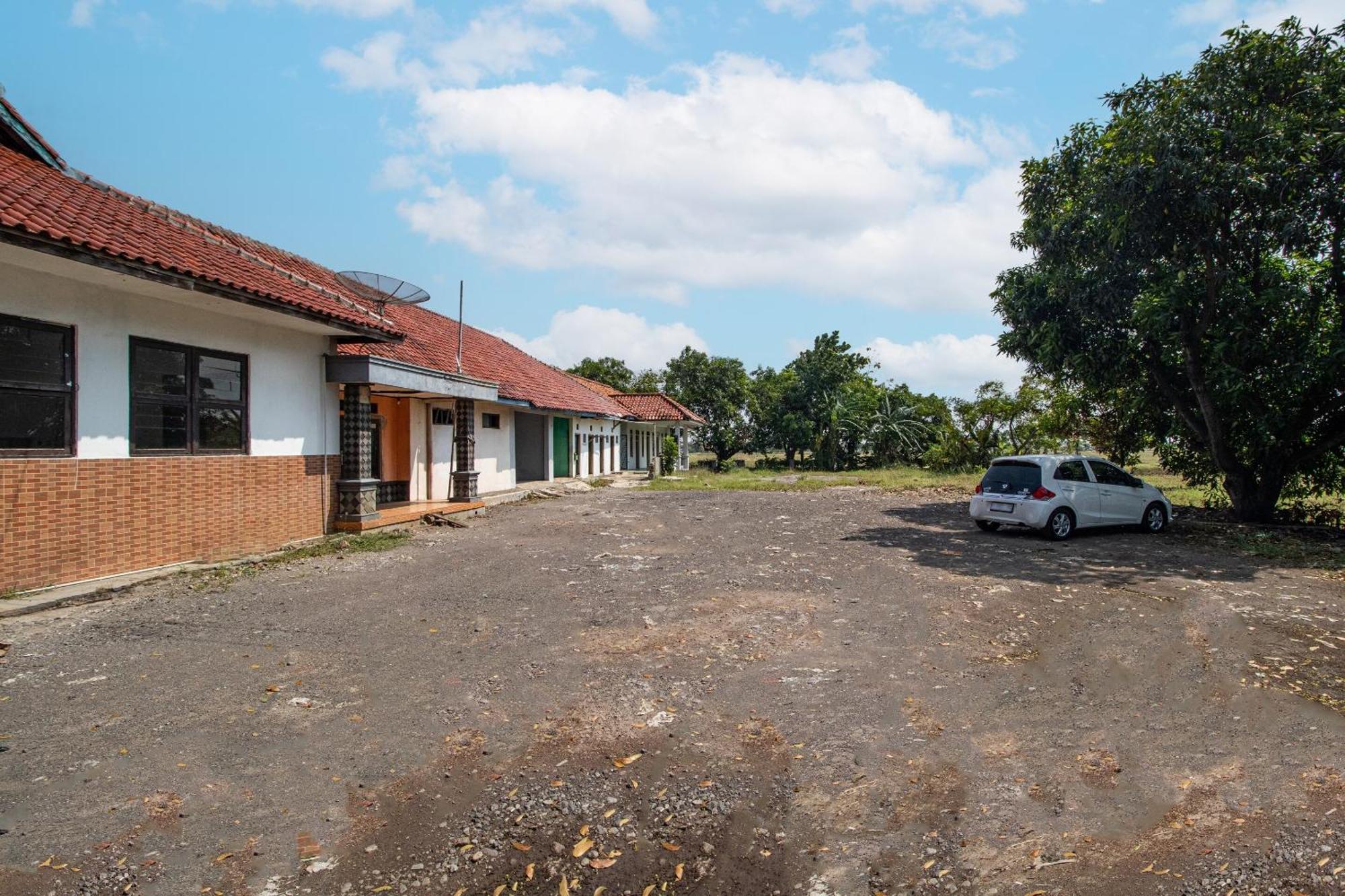 Spot On 92832 Al Mahira Syariah Hotel Majalengka Luaran gambar
